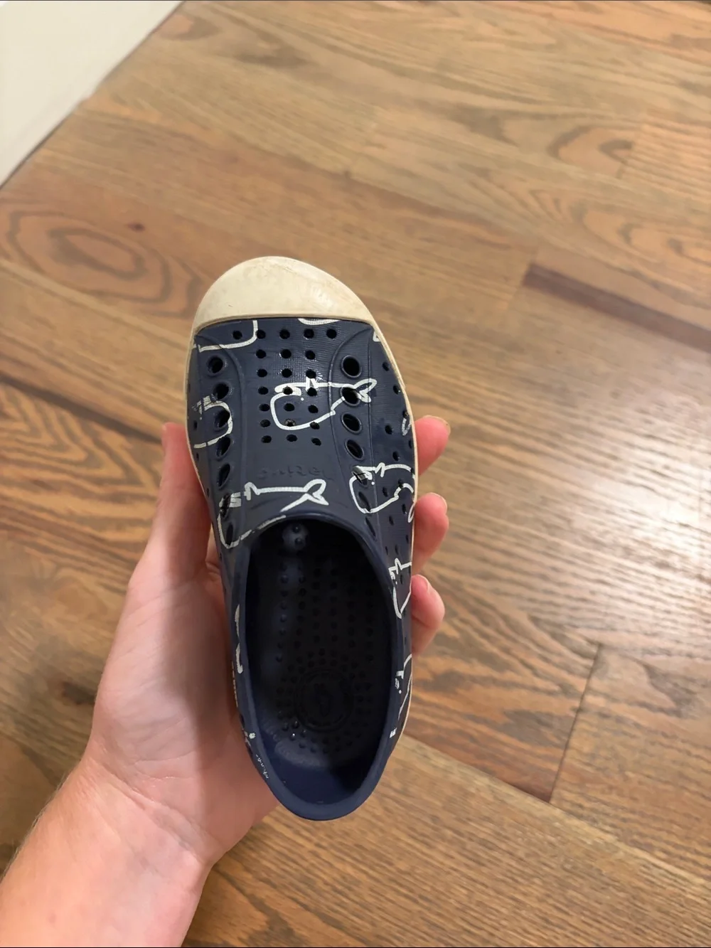 Native whale shoes toddler size 8 play condition